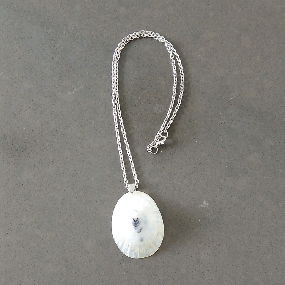 Elegant Silver Shell Pendant Necklace